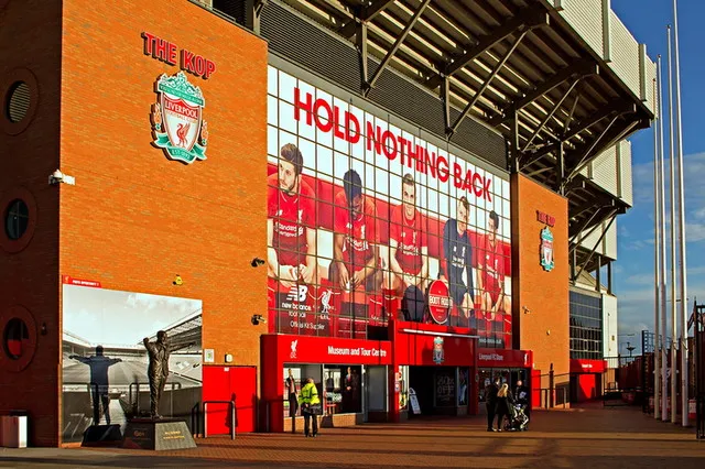 Bên ngoài khán đài Kop của sân Anfield, với các biểu ngữ và sự hiện diện của người hâm mộ trước trận đấu