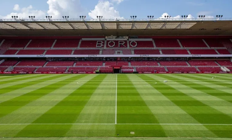 Bên trong sân Riverside Stadium Middlesbrough nhìn từ khán đài xuống mặt cỏ xanh mướt, sẵn sàng cho trận đấu