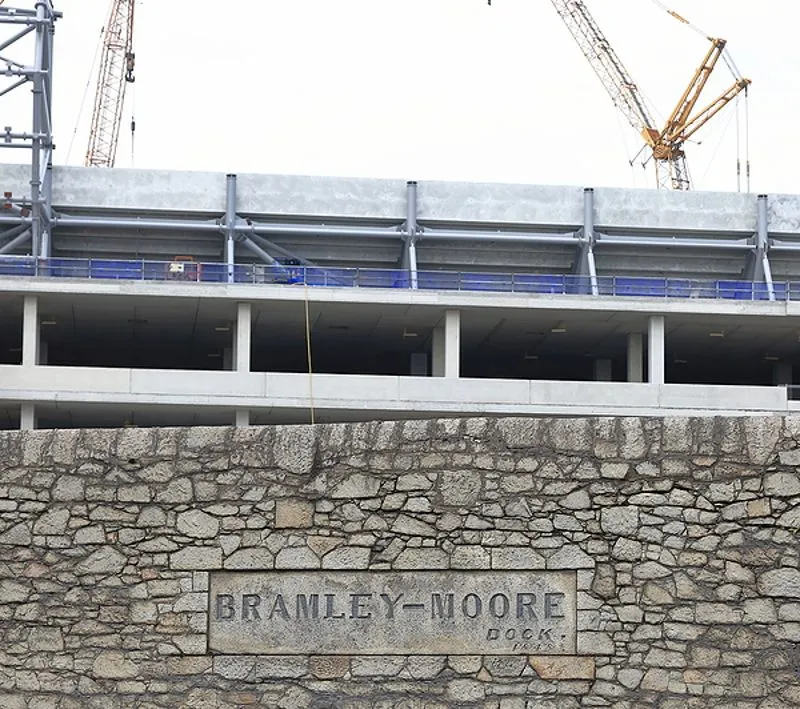 Biển báo công trường Bramley-Moore Dock trong quá trình xây dựng sân mới Everton