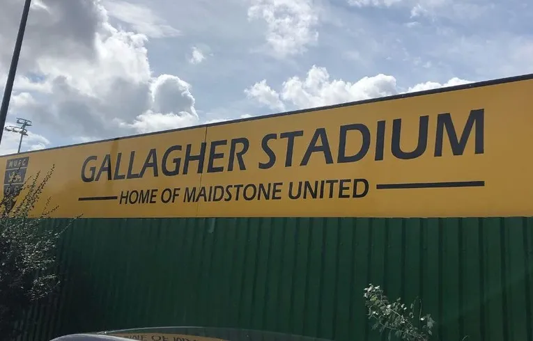 Biển chỉ dẫn Gallagher Stadium Maidstone, chào đón người hâm mộ đến với tổ ấm của The Stones