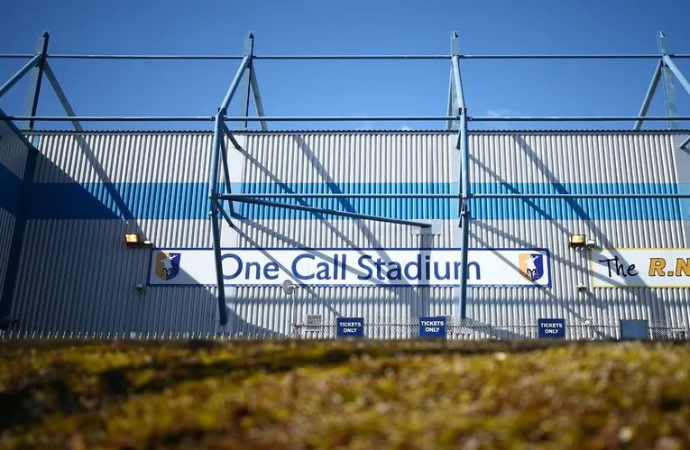 Biển hiệu chính thức của sân vận động Field Mill (One Call Stadium) bên ngoài khuôn viên