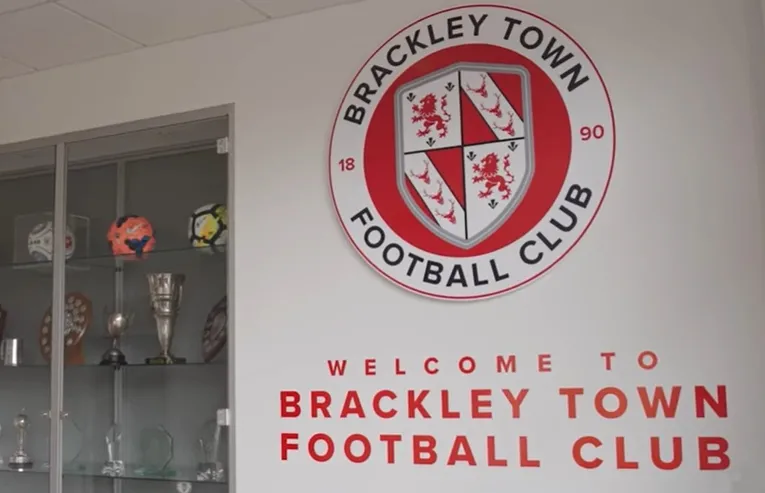 Biểu tượng câu lạc bộ Brackley Town FC, thể hiện niềm tự hào và lịch sử đội bóng