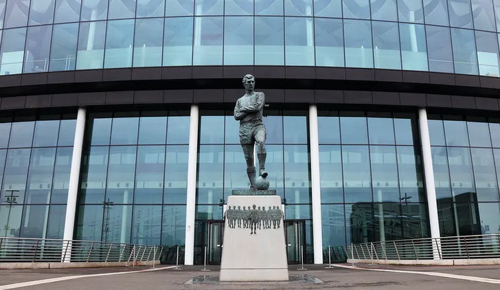 Bức tượng huyền thoại Bobby Moore trước sân Wembley
