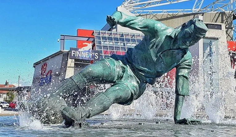Bức tượng &quot;The Splash&quot; của Sir Tom Finney tại Deepdale