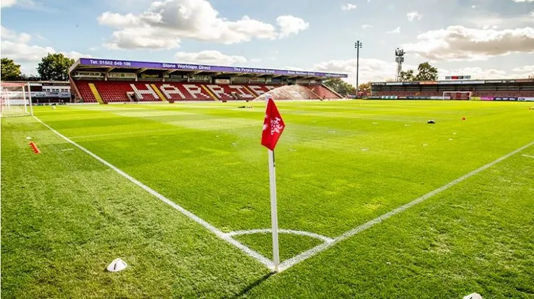 Cận cảnh cột cờ phạt góc tại Aggborough Stadium, biểu tượng của sự quyết liệt trên sân cỏ