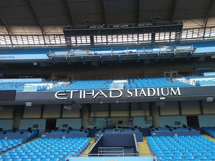Cận cảnh kiến trúc hiện đại của Etihad Stadium, biểu tượng của câu lạc bộ Manchester City