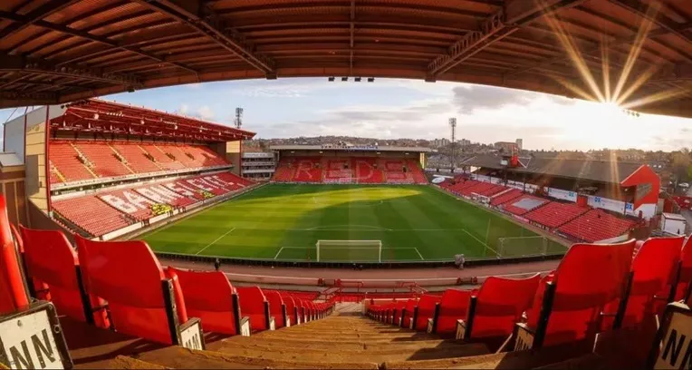 Cảnh nhìn từ khán đài sân vận động Oakwell