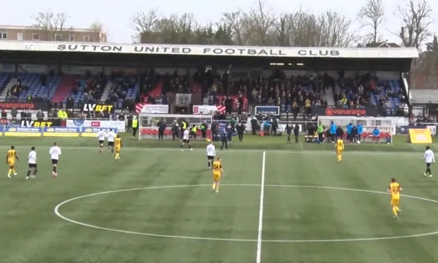 Cầu thủ Sutton United thi đấu trên sân Gander Green Lane trong trận gặp Torquay United.