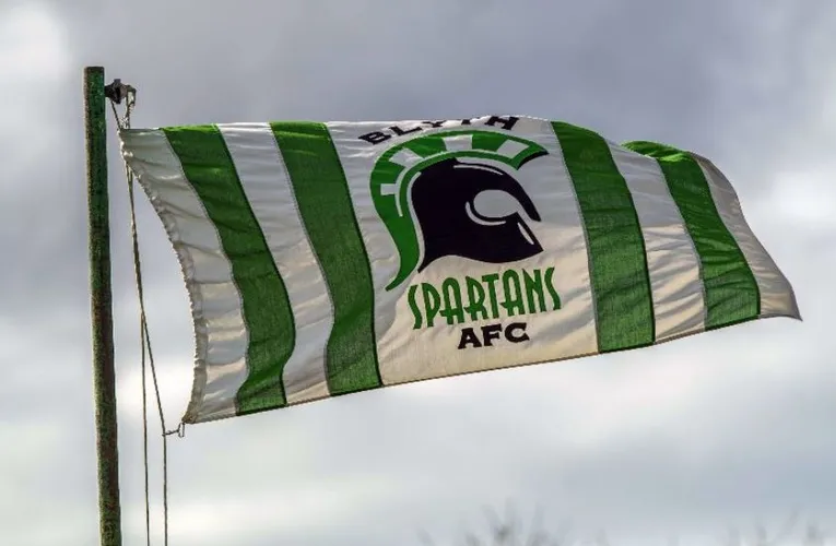 Cờ Blyth Spartans tung bay tại sân Croft Park, biểu tượng của niềm tự hào