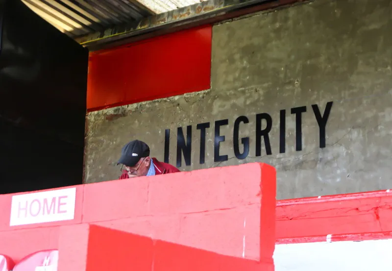 Cổ động viên Salford City FC nhiệt thành trên khán đài, biểu tượng cho tinh thần của The Ammies