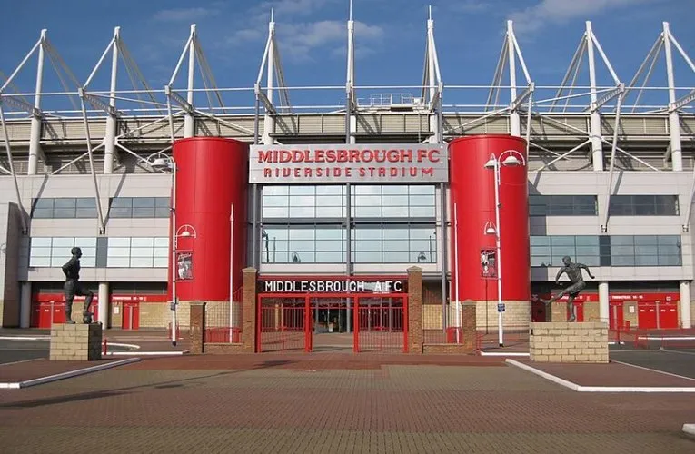 Cổng chính sân Riverside Stadium Middlesbrough, nơi hàng vạn CĐV nôn nóng bước vào ngày thi đấu