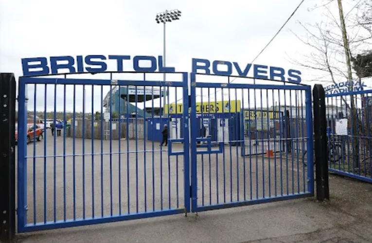 Cổng chính sân vận động Memorial Stadium, lối vào lịch sử của câu lạc bộ Bristol Rovers