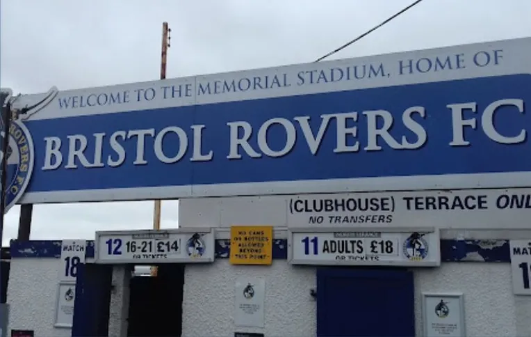Cổng soát vé tự động (turnstiles) tại sân Memorial Stadium, chào đón người hâm mộ Bristol Rovers