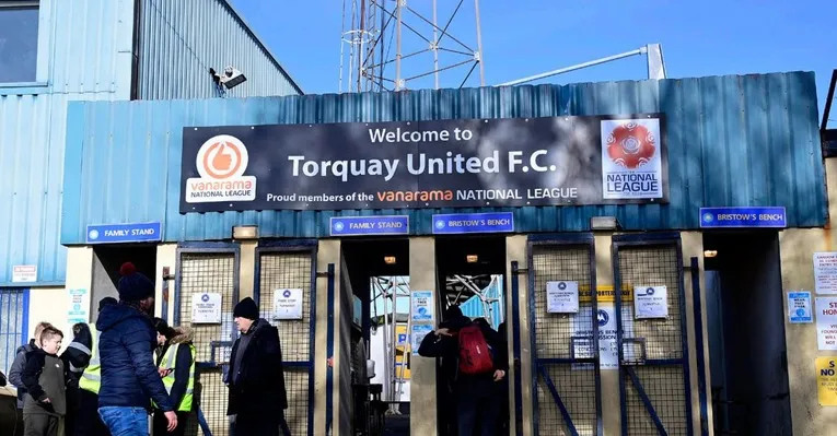 Cổng soát vé (turnstiles) tại sân Plainmoor, cánh cửa dẫn vào thế giới bóng đá của Torquay United