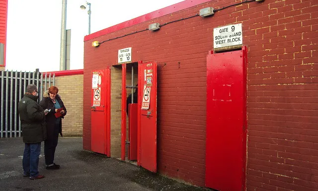 Cổng soát vé (turnstiles) vào sân Victoria Road, biểu tượng của sự chào đón người hâm mộ