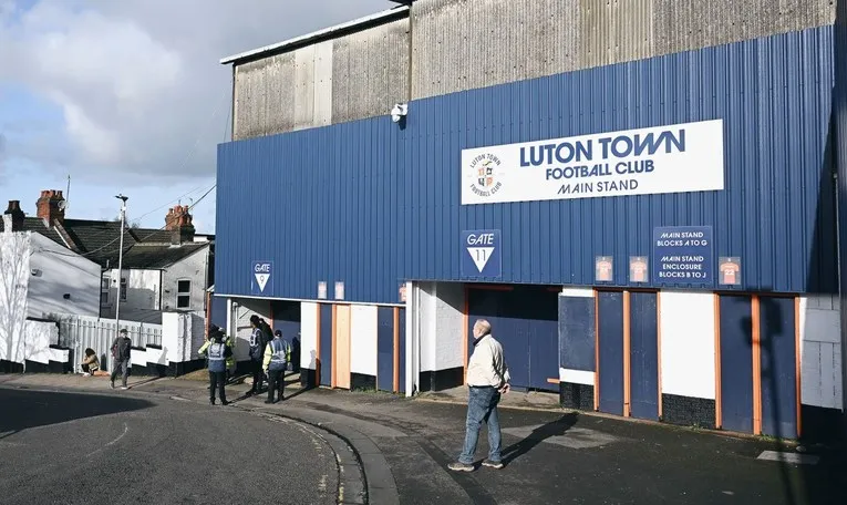 Cổng vào khán đài chính của sân Kenilworth Road, chào đón người hâm mộ Luton