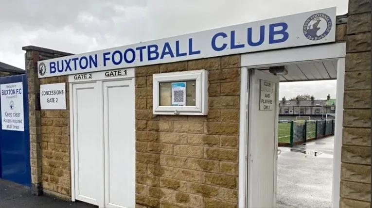 Cổng vào lịch sử sân vận động The Silverlands, chào đón người hâm mộ Buxton FC
