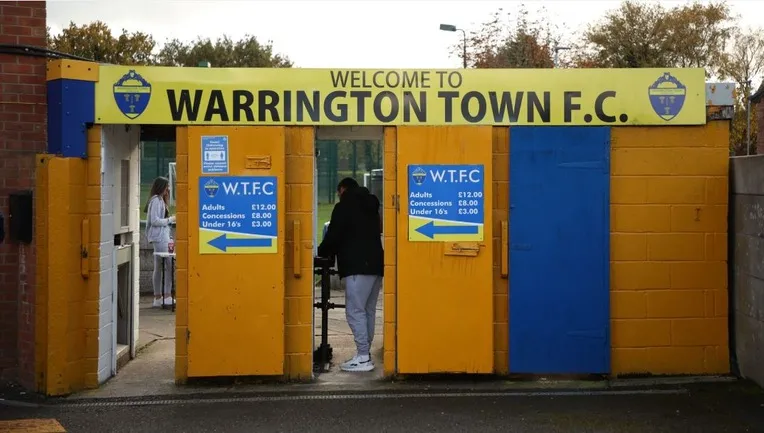 Cổng vào sân Cantilever Park, cánh cửa đến thế giới bóng đá Warrington Town FC
