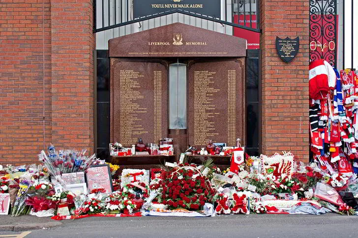 Đài tưởng niệm Hillsborough tại sân Anfield, nơi tưởng nhớ các nạn nhân của thảm kịch lịch sử