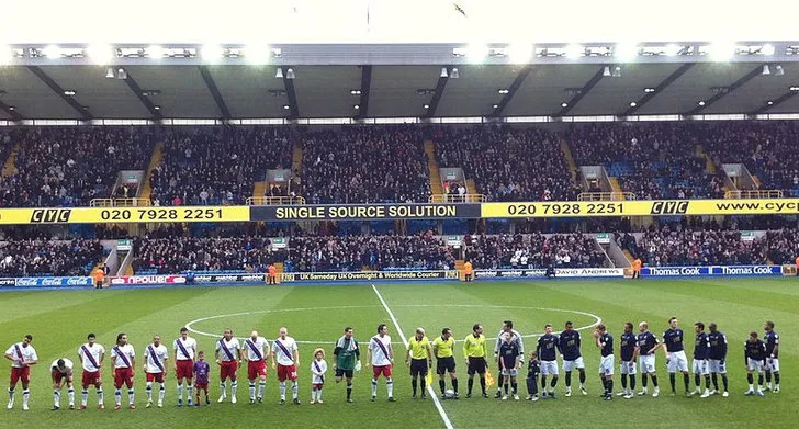 Đội hình Millwall và Crystal Palace xếp hàng trên sân The Den, chuẩn bị cho trận đấu