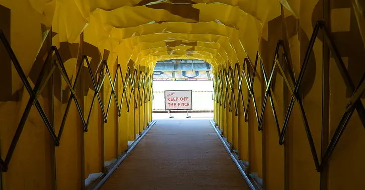 Đường hầm dẫn ra sân tại Vale Park, lối đi thiêng liêng của các cầu thủ Port Vale