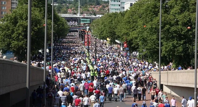 Đường Wembley Way rực sáng dẫn vào sân vận động biểu tượng của Anh