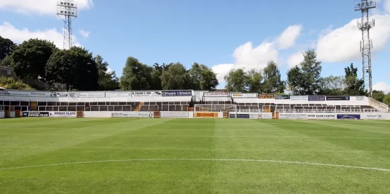 Góc khán đài The Bristol End dành cho đội khách tại Twerton Park, Bath