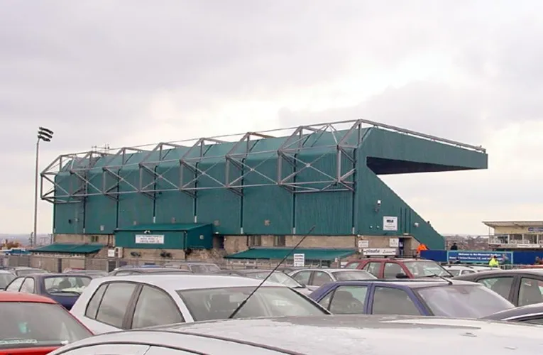 Góc nhìn bên ngoài sân vận động Memorial Stadium, kiến trúc đặc trưng của sân nhà Bristol Rovers