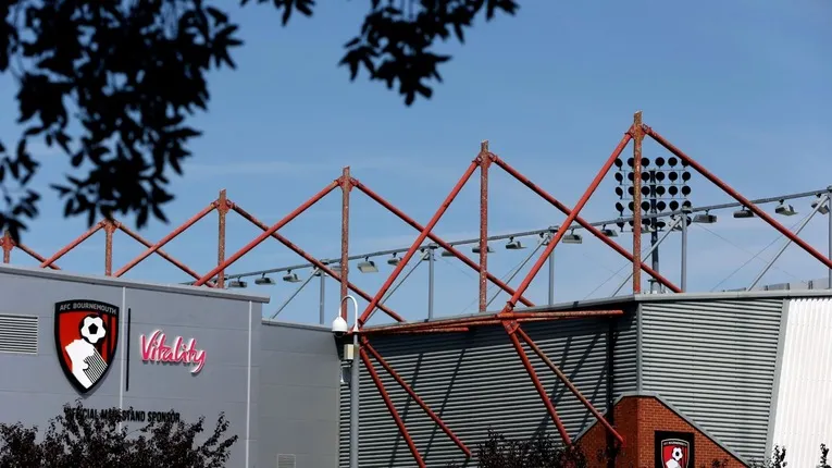 Góc nhìn bên ngoài sân vận động Vitality Bournemouth, kiến trúc hiện đại hòa quyện lịch sử