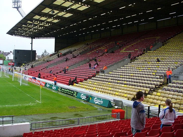 Góc nhìn cận cảnh khán đài The Rookery Stand, nơi những người hâm mộ Watford FC cuồng nhiệt nhất tạo ra bầu không khí rực lửa.