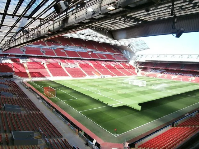 Góc nhìn nội thất sân Anfield từ phòng điều khiển, mang lại cái nhìn bao quát về trận đấu