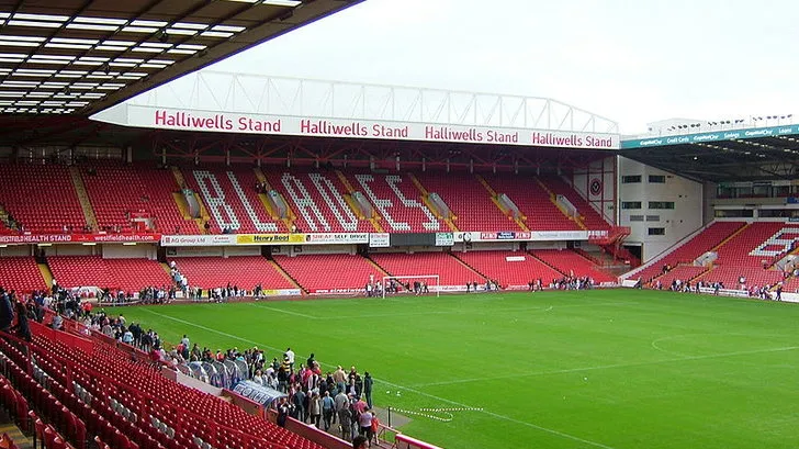 Góc nhìn toàn cảnh các khán đài Bramall Lane, nơi những trái tim Blades cháy bỏng