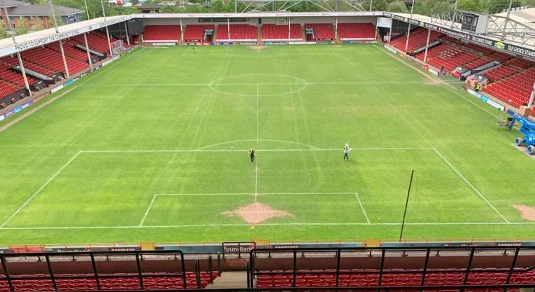 Góc nhìn toàn cảnh mặt cỏ xanh mướt của Sân Bescot Stadium