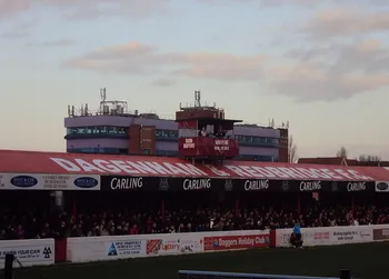 Góc nhìn toàn cảnh sân vận động Victoria Road, sân nhà của Dagenham & Redbridge