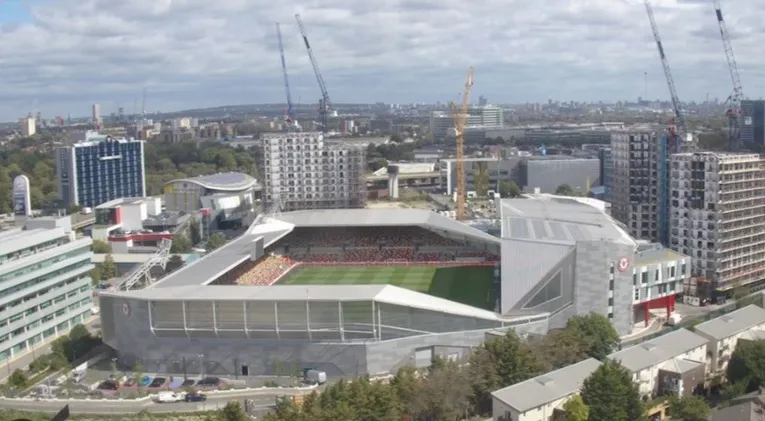 Góc nhìn tổng thể sân Gtech Community Stadium hiện đại, niềm tự hào mới của Bầy Ong