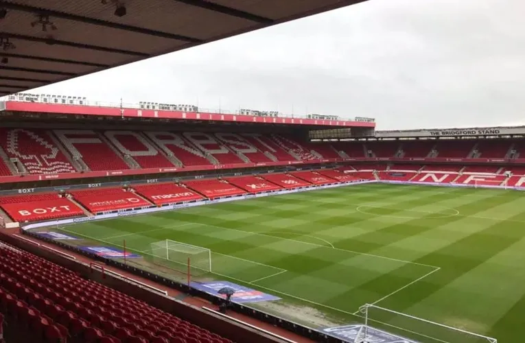 Góc nhìn tổng thể The City Ground từ khán đài, mang đến cái nhìn chân thực về thiết kế và quy mô của sân vận động