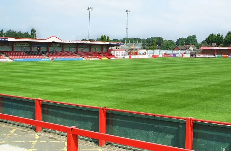 Góc nhìn từ khán đài chính sân The Lamb Ground, Tamworth, trải nghiệm bóng đá chân thực