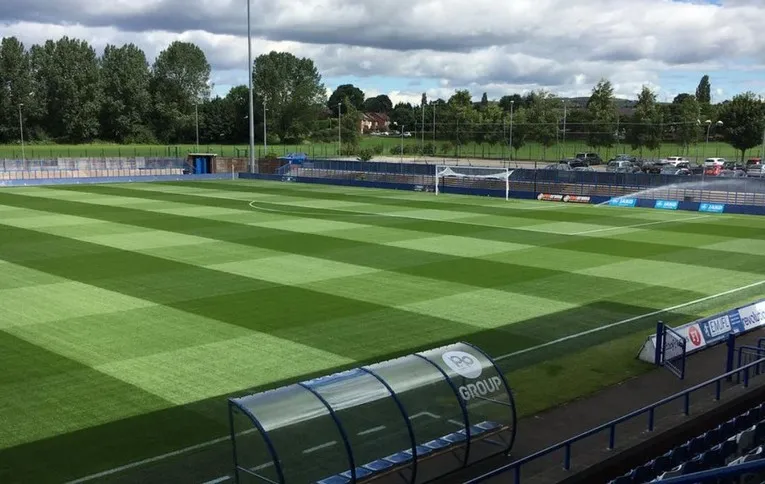 Góc nhìn từ khán đài chính tại sân Tameside Ashton