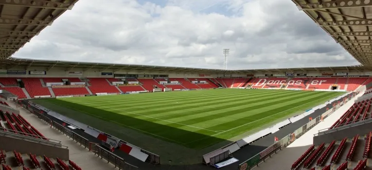 Góc nhìn từ khán đài Sân vận động Eco-Power, nơi cổ động viên Doncaster Rovers cổ vũ