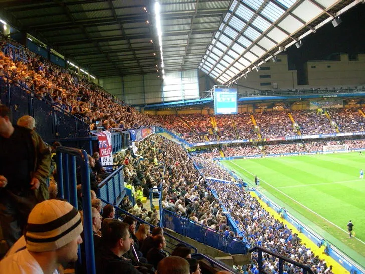 Góc nhìn từ khán đài Stamford Bridge, cận cảnh cầu thủ trên sân cỏ