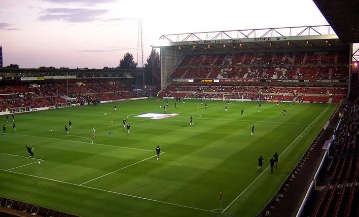 Góc nhìn từ khán đài The City Ground, cho thấy sự rộng lớn và không khí sôi động của sân nhà Nottingham Forest