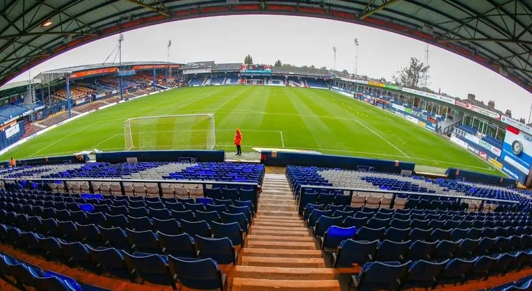 Góc nhìn từ khán đài xuống mặt sân Kenilworth Road trong một ngày nắng