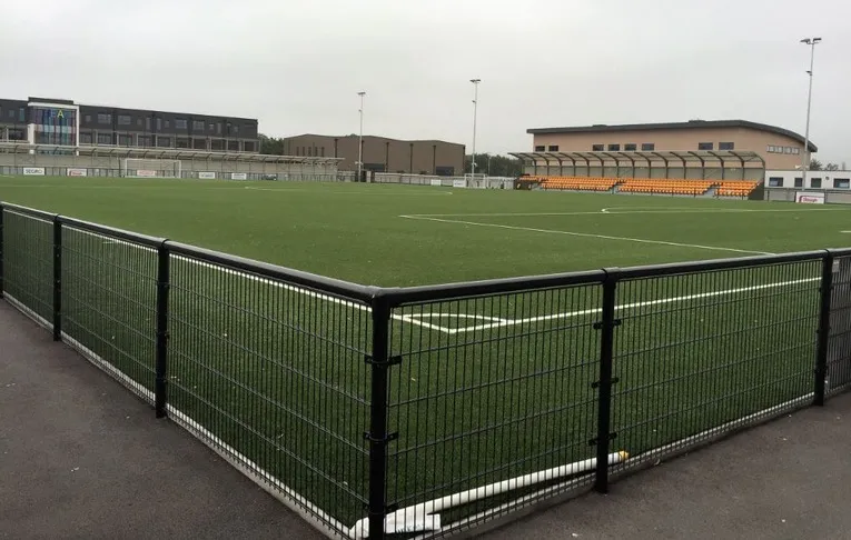 Góc nhìn từ khán đài xuống sân 3G FIFA chuẩn tại Arbour Park, sẵn sàng cho những trận cầu nảy lửa của Slough Town