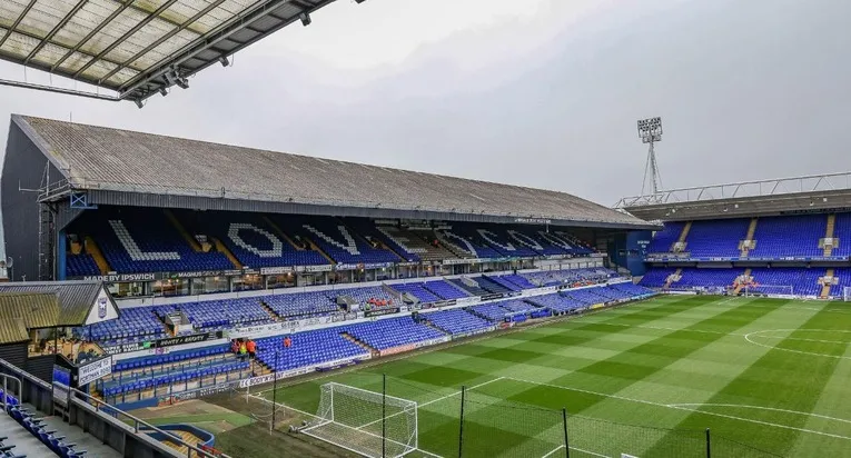 Góc nhìn từ khán đài xuống sân Portman Road