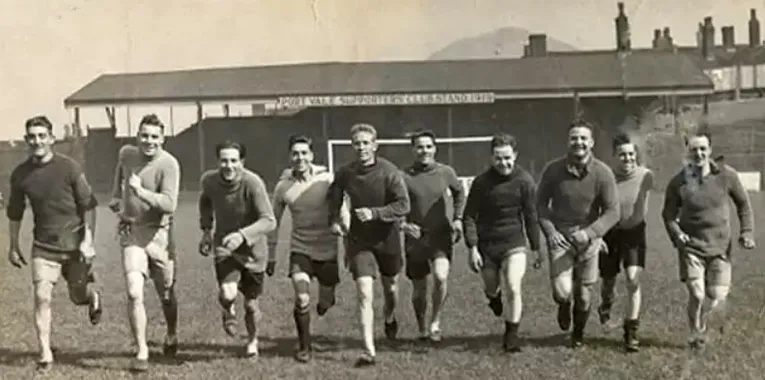 Hình ảnh cầu thủ Port Vale luyện tập vào những năm 1920, tái hiện lịch sử hào hùng của câu lạc bộ