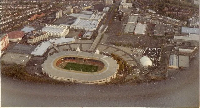Hình ảnh sân Wembley cũ chụp từ trên cao, cho thấy sự khác biệt so với phiên bản hiện tại
