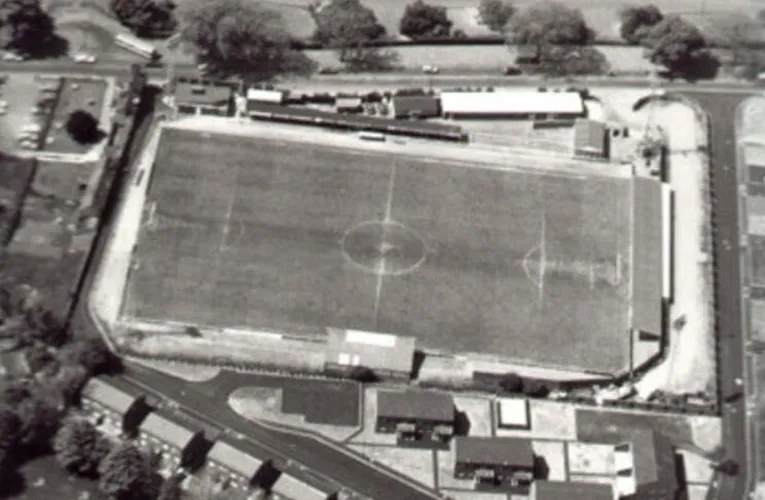 Hình ảnh sân Windmill Ground Leamington năm 1977, sân nhà cũ của Leamington FC, ghi dấu một phần lịch sử quan trọng của câu lạc bộ.