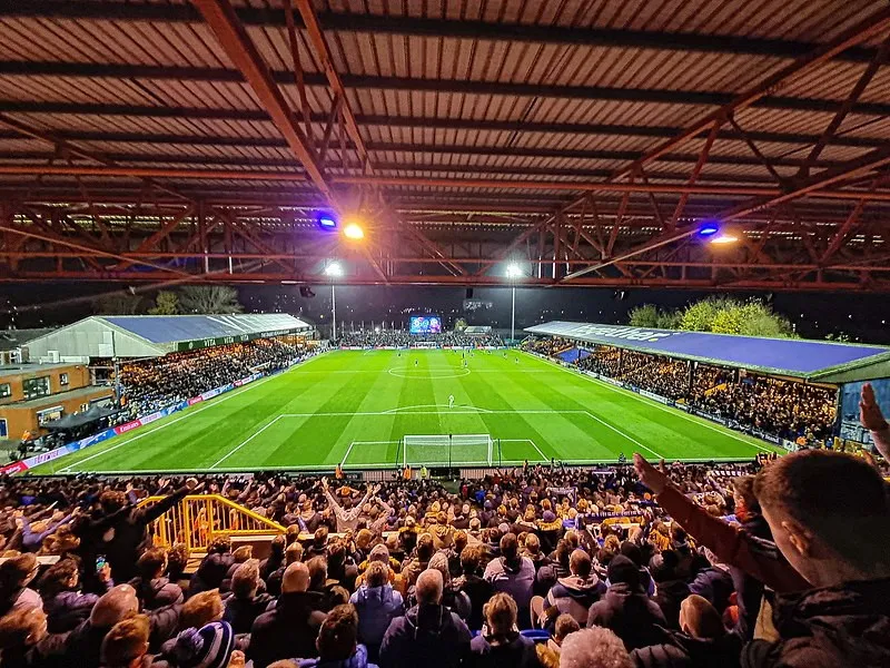 Hình ảnh toàn cảnh sân vận động Edgeley Park, cho thấy kiến trúc truyền thống và vẻ đẹp lịch sử.