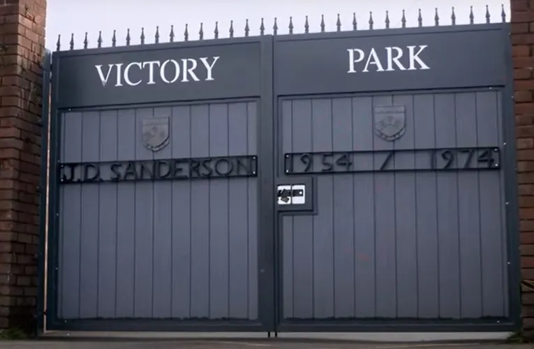 Khám phá các góc nhìn tại Victory Park Chorley FC qua cổng sân vận động