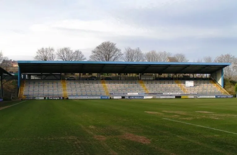 Khán đài Bắc tại The Shay Stadium, nơi thường dành cho các cổ động viên đội khách đến Halifax.